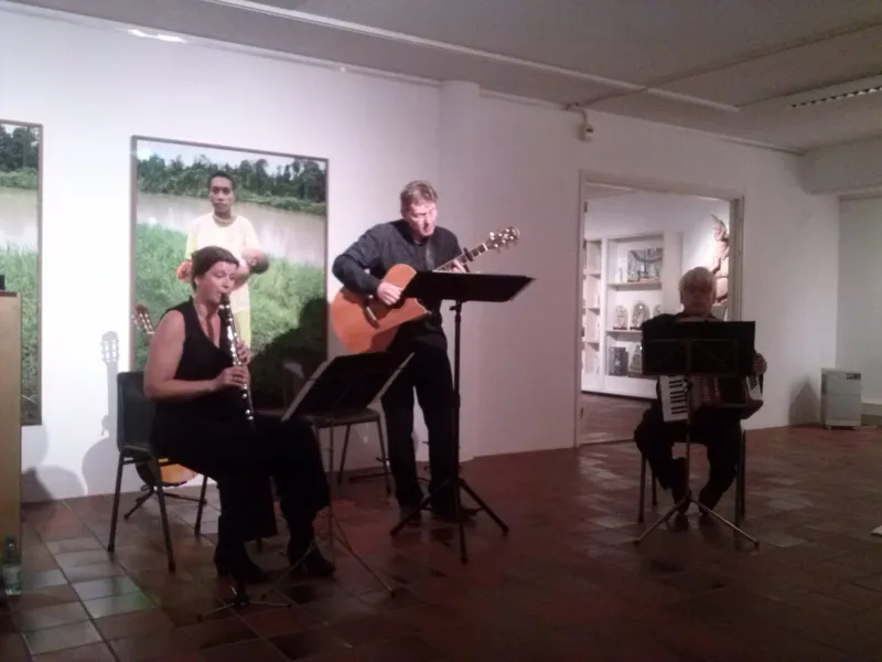 Optreden van een trio met klarinet, gitaar en accordeon